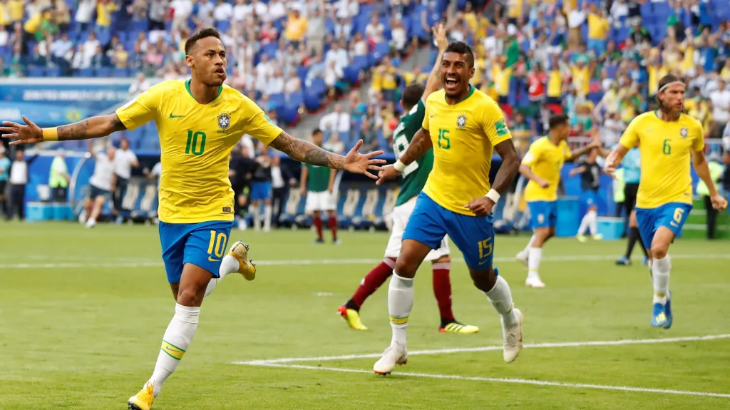 Brazilec Neymar slaví gól v síti Mexika