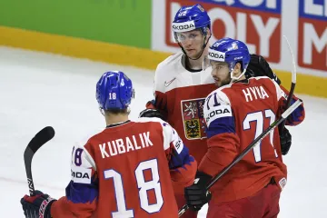 Tomáš Hyka (vpravo) slaví se spoluhráči gól proti Rakousku