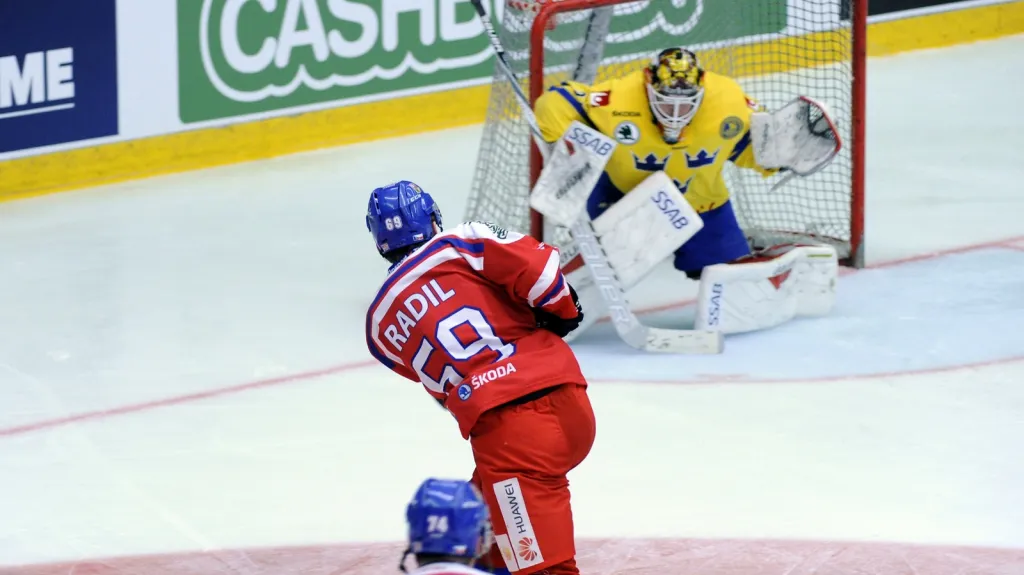 Lukáš Radil skóruje proti Švédsku