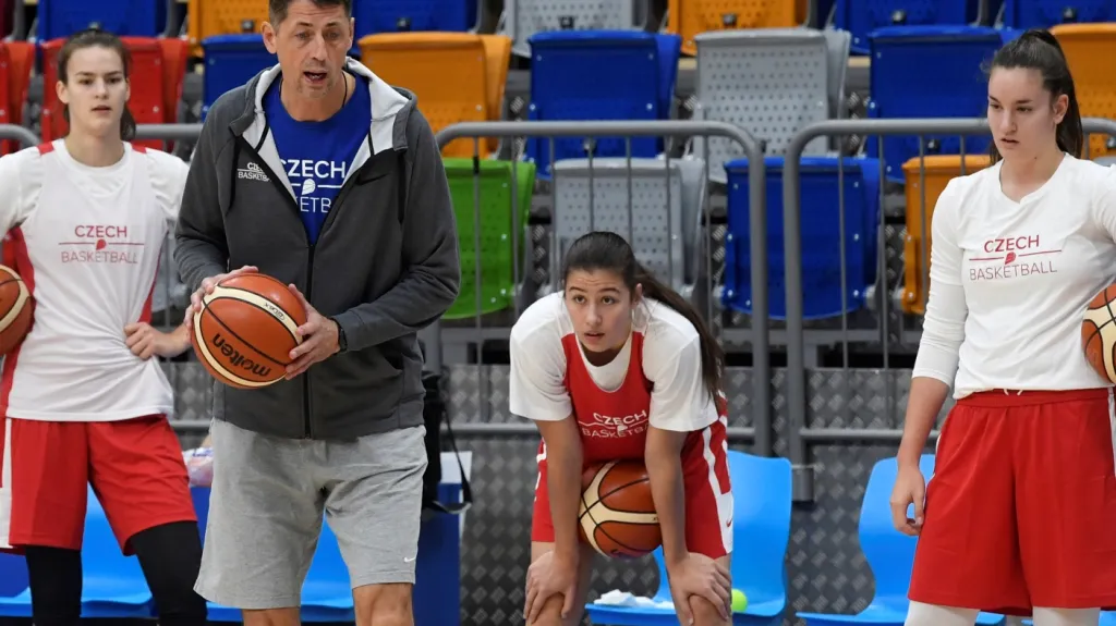 Trenér české basketbalové reprezentace Štefan Svitek se svými svěřenkyněmi