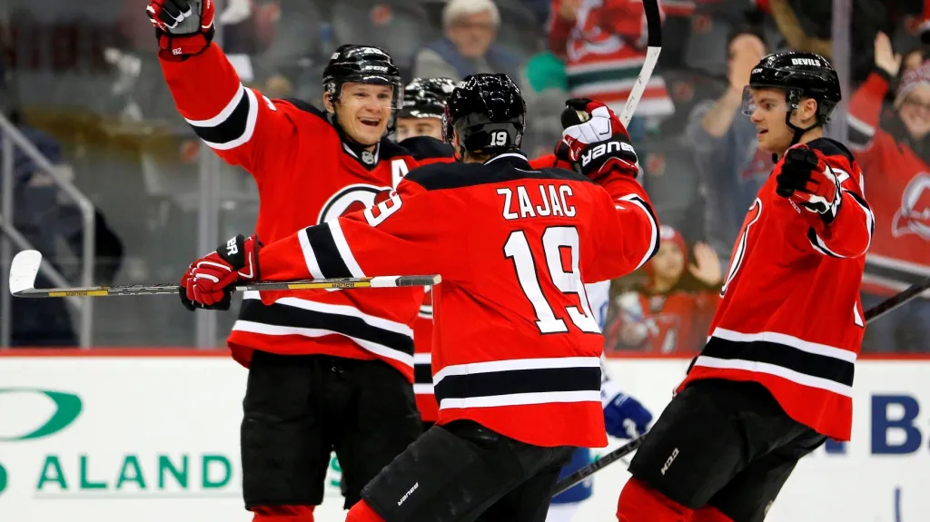 Patrik Eliáš (vlevo) slaví se svými spoluhráči z New Jersey vstřelenou branku