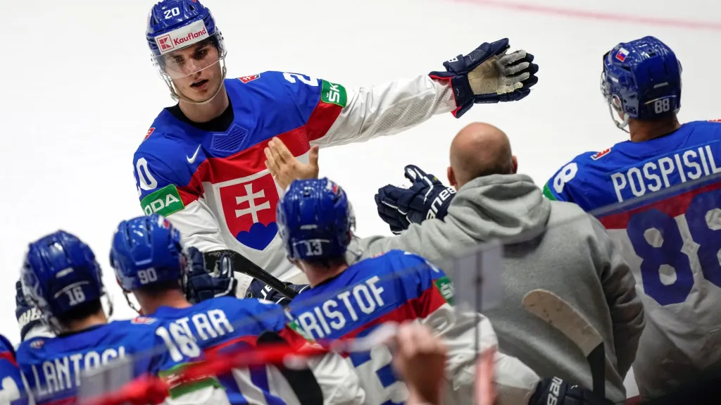 Juraj Slafkovský slaví gól se střídačkou