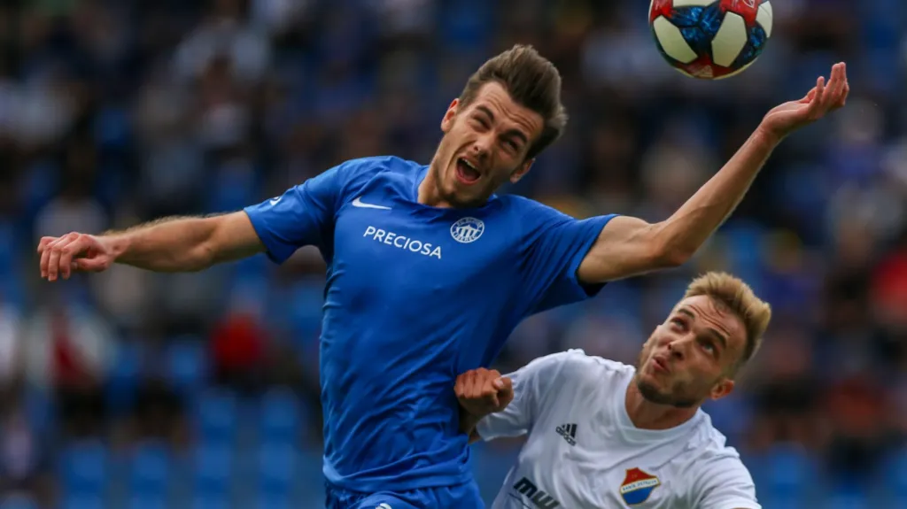 Taras Kačaraba z Liberce (vlevo) v souboji s Nemanjou Kuzmanovičem z Ostravy