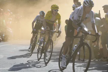 Egan Bernal táhne Gerainta Thomase na Alpe d'Huez