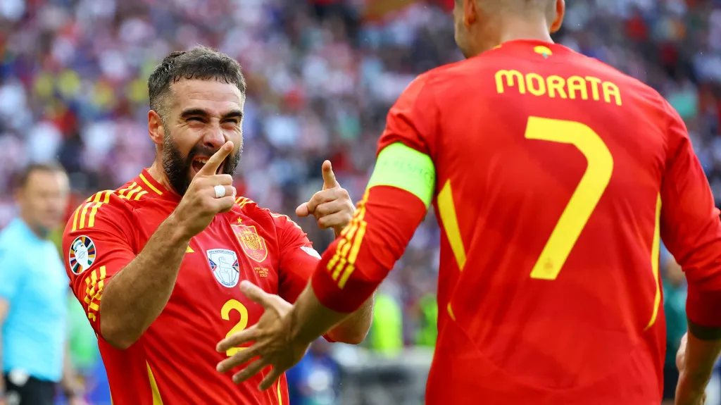 Španělský obránce Dani Carvajal se raduje s Álvarem Moratou