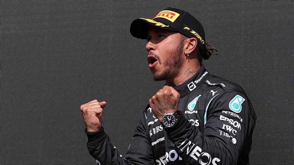 Hamilton se raduje z kontroverzní výhry na Silverstonu 