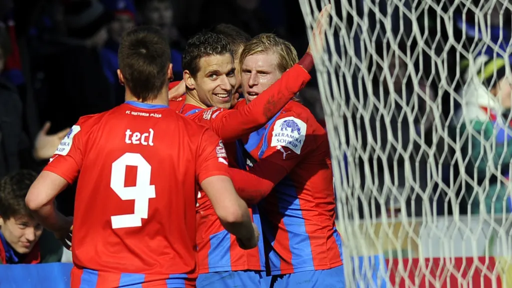 Hráči Viktorie slaví vstřelený gól