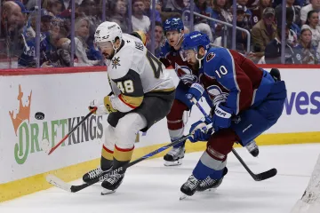 Tomáš Hertl a Nicolas Roy v zápase Vegas s Coloradem