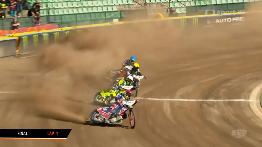 Závod motocyklistů na ploché dráze