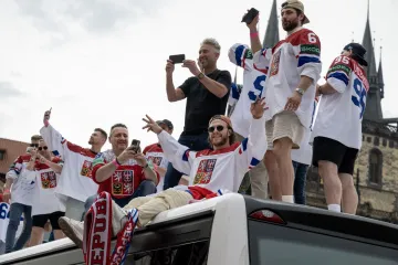 Čeští hokejisté v čele s Davidem Pastrňákem oslavují titul mistrů světa