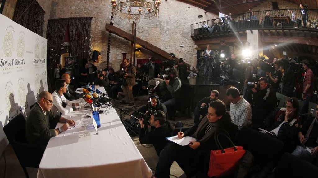 Tisková konference s Albertem Contadorem v roce 2011