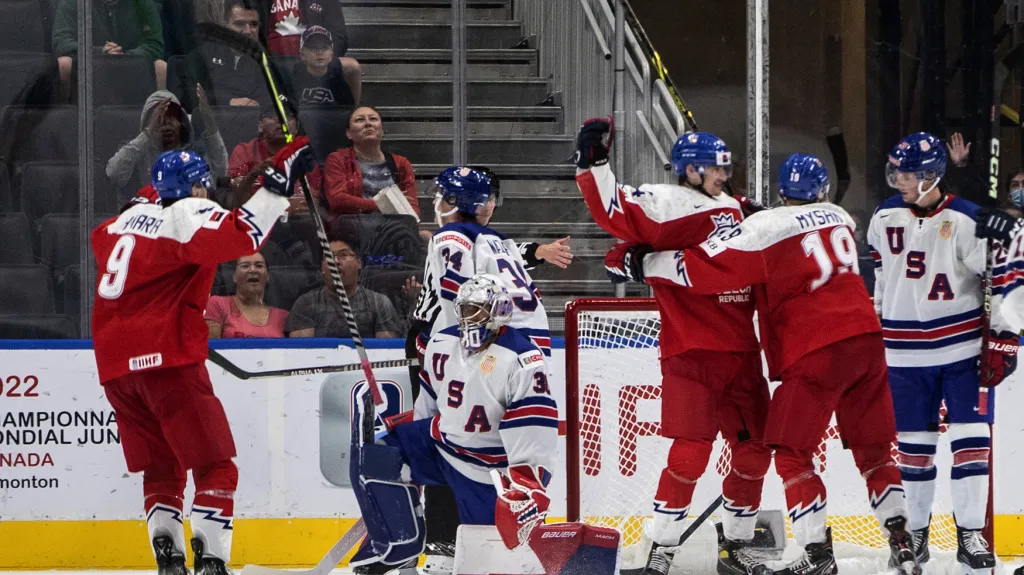 Čeští junioři se radují v utkání proti USA