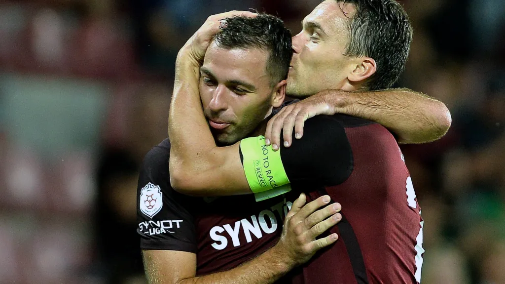 Kapitán Sparty David Lafata (vpravo) slaví s Josefem Hušbauerem vstřelenou branku