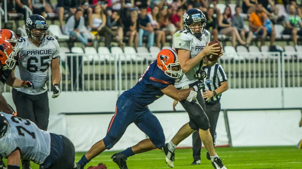 Alain Pae skládá quarterbacka soupeře