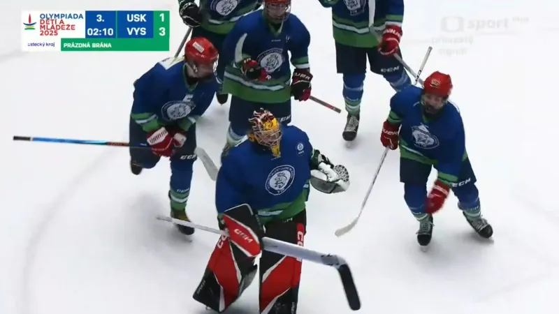 Gólman Matyáš Novotný se trefil přes celé kluziště