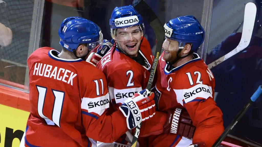 Čeští hokejisté oslavují vstřelený gól
