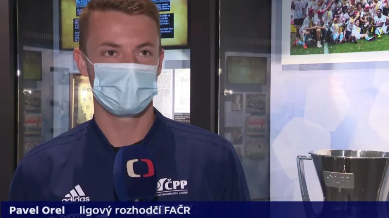 Rozhodčí jsou rozdělení do skupin a co nejvíc omezí kontakt s hráči