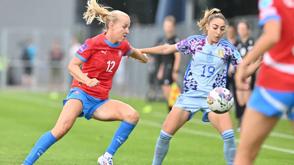 Klára Cahynová (vlevo) v utkání proti Španělkám