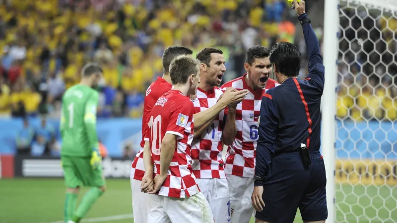 Chorvatští fotbalisté obklopili sudího Nišikoriho po nařízené penaltě