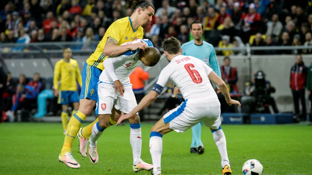 Švéd Zlatan Ibrahimovic se snaží prosadit přes českého obránce Thea Gebre Sellassieho