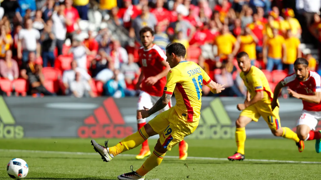 Rumun Bogdan Stancu proměňuje penaltu v utkání se Švýcarskem