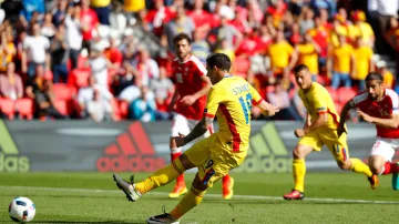 Rumun Bogdan Stancu proměňuje penaltu v utkání se Švýcarskem