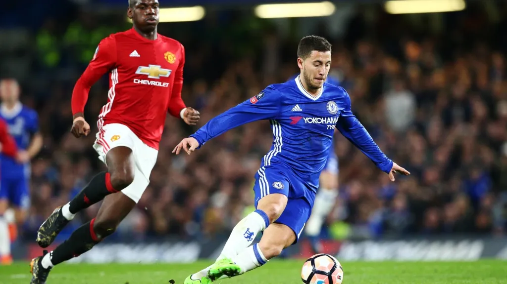 Eden Hazard (vpravo) uniká Paulu Pogbovi z Manchesteru United