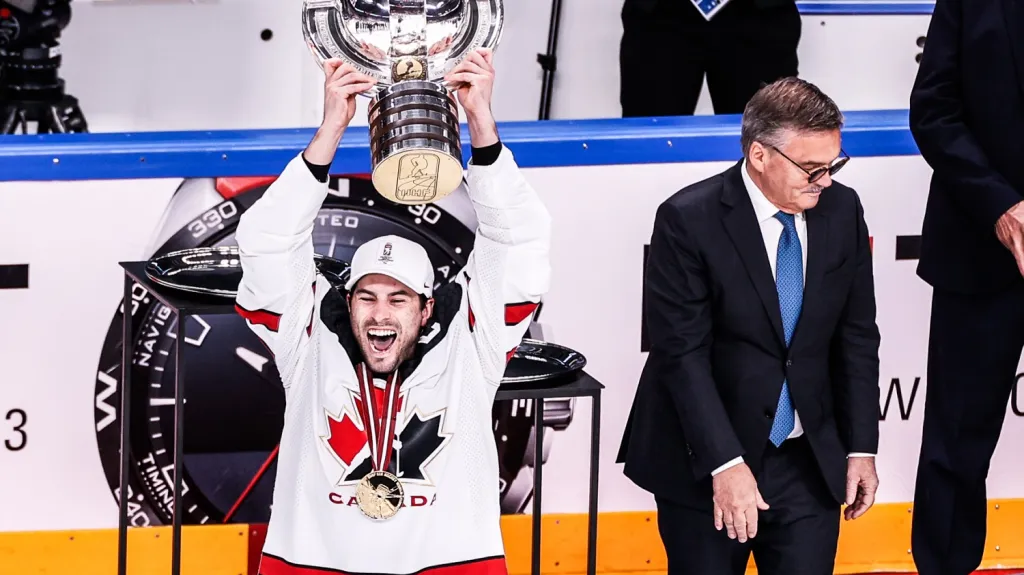 Adam Henrique s trofejí pro mistry světa