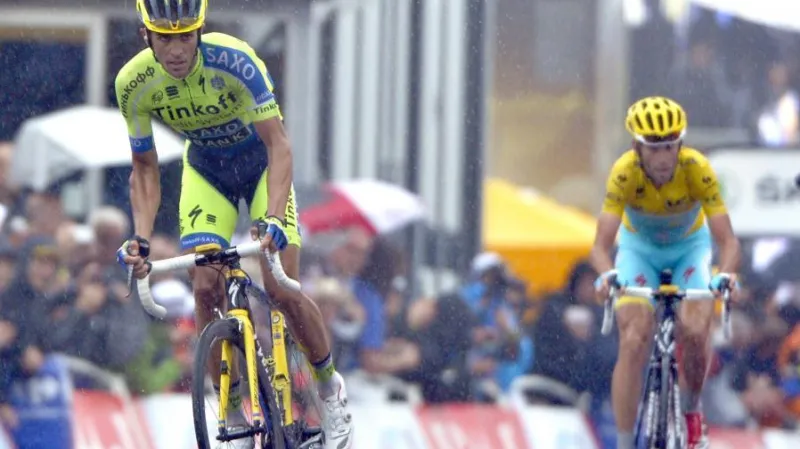 Alberto Contador poodjíždí Vincenzu Nibalimu v závěru osmé etapy