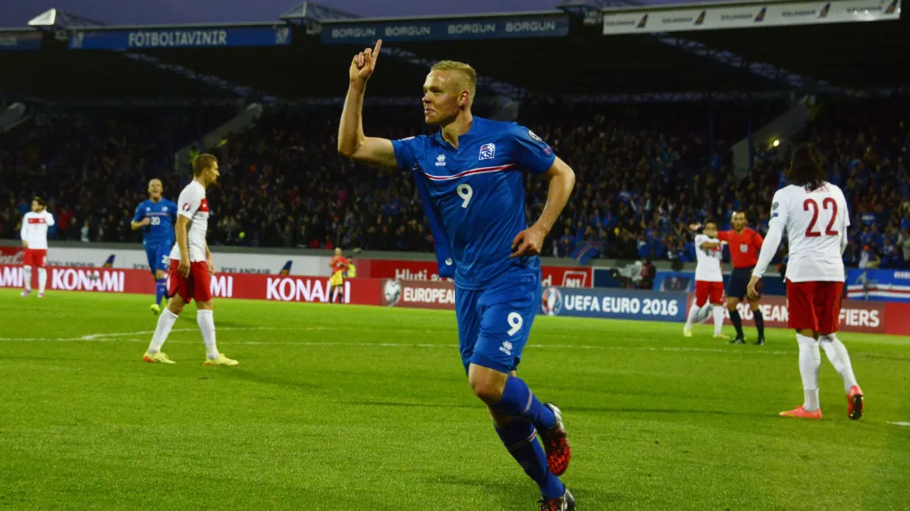 Islandský útočník Kolbeinn Sigthórsson slaví gól v síti Turecka