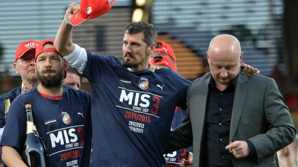 Oslav se zúčastnil i vážně nemocný obránce Marián Čišovský (uprostřed). Vpravo je generální manažer Viktorie Adolf Šádek