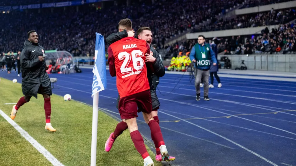Filip Kaloč oslavuje se spoluhráči z Kaiserslauternu gól