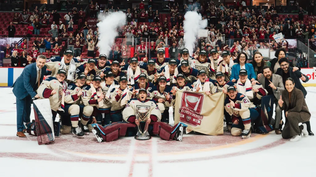 Hokejistky Victoire de Montréal slaví zisk Walter Cupu