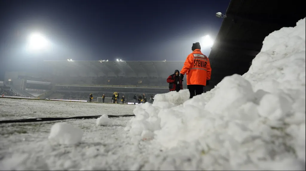 Odklízení sněhu na stadionu