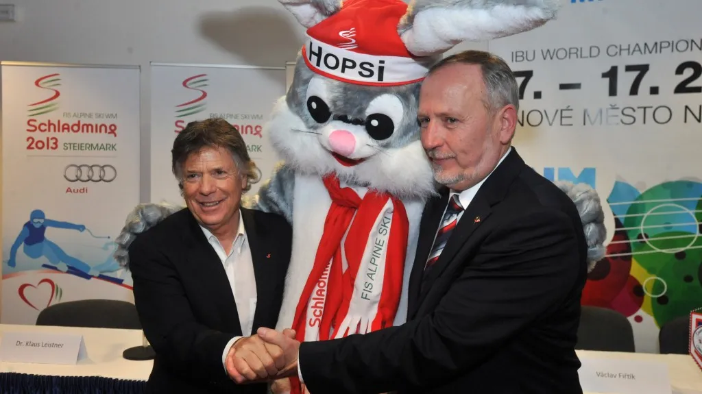 Organizátoři s maskotem MS