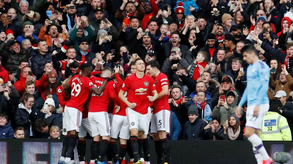 Fotbalisté Manchesteru United se radují z gólu v derby