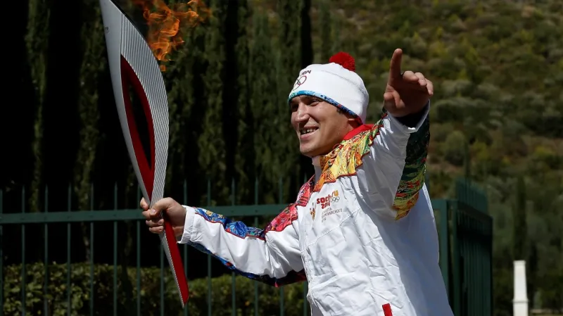 Alexandr Ovečkin nese olympijskou pochodeň