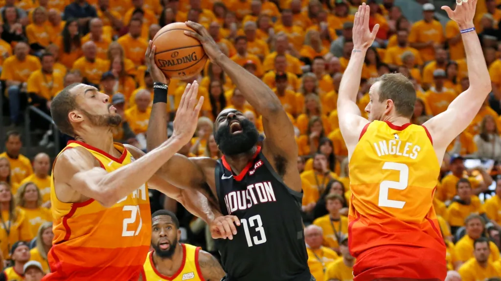 Hvězda Houstonu Harden v obležení hráčů Utahu Goberta a Inglese