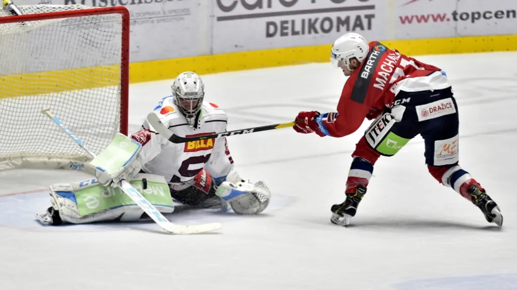 Ondřej Machala z Pardubic v souboji s brankářem Sparty Jakubem Sedláčkem