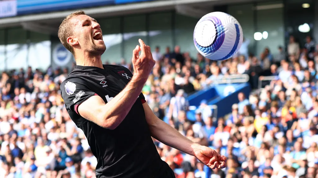 Tomáš Souček slaví gól v Brightonu