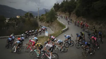 Závěr 1. etapy Tour de France 2020 a pád Pinota