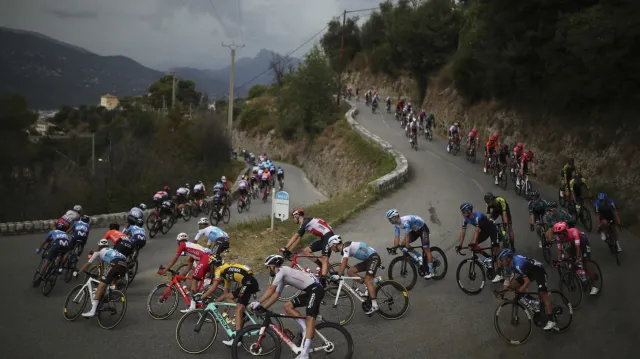 Závěr 1. etapy Tour de France 2020 a pád Pinota