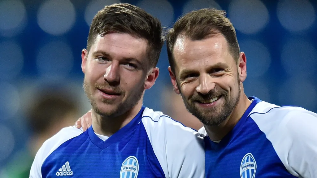 Tomáš Přikryl si s Markem Matějovským po závěrečném hvizdu oddychli