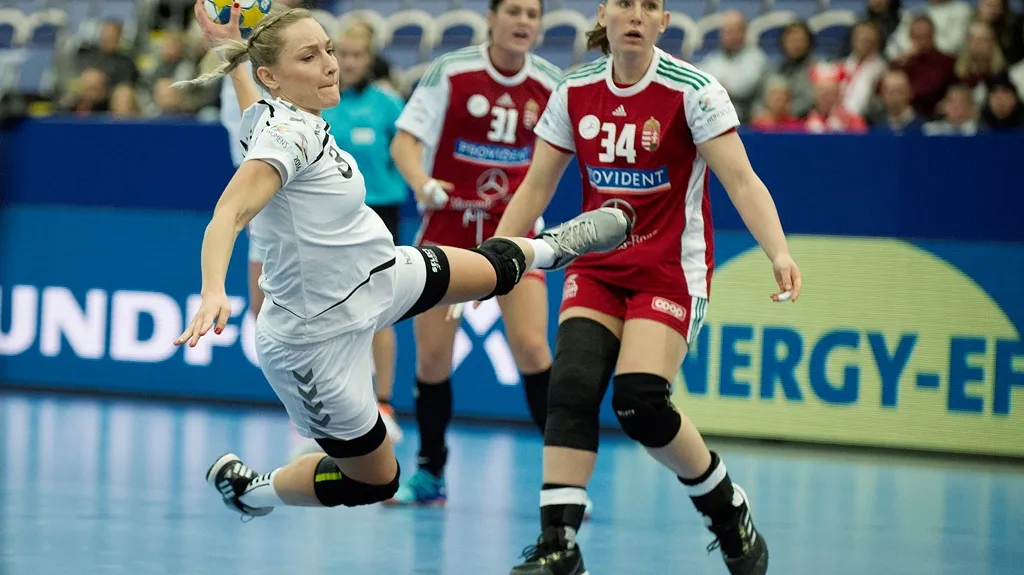 Jana Knedlíková střílí v utkání s Maďarkami