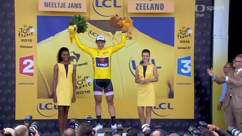 Pódiový ceremoniál po 2. etapě Tour de France
