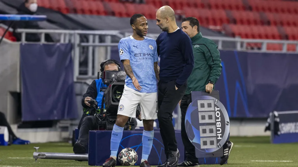 Kouč Manchesteru City Pep Guardiola v rozhovoru se svým svěřencem Raheemem Sterlingem
