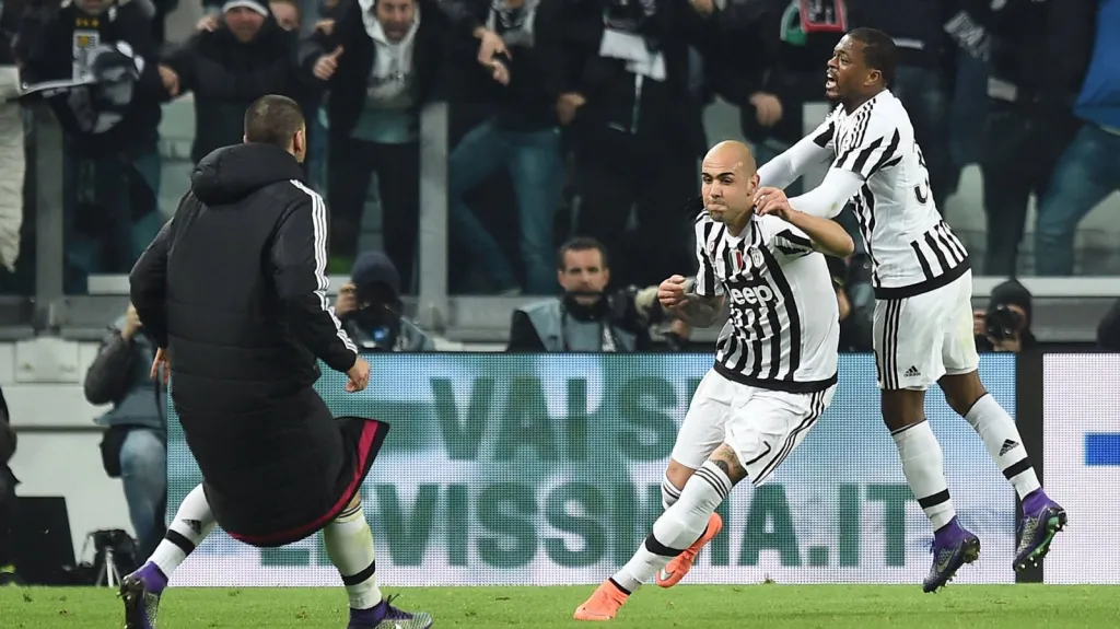 Simone Zaza z Juventusu slaví gól do sítě Neapole
