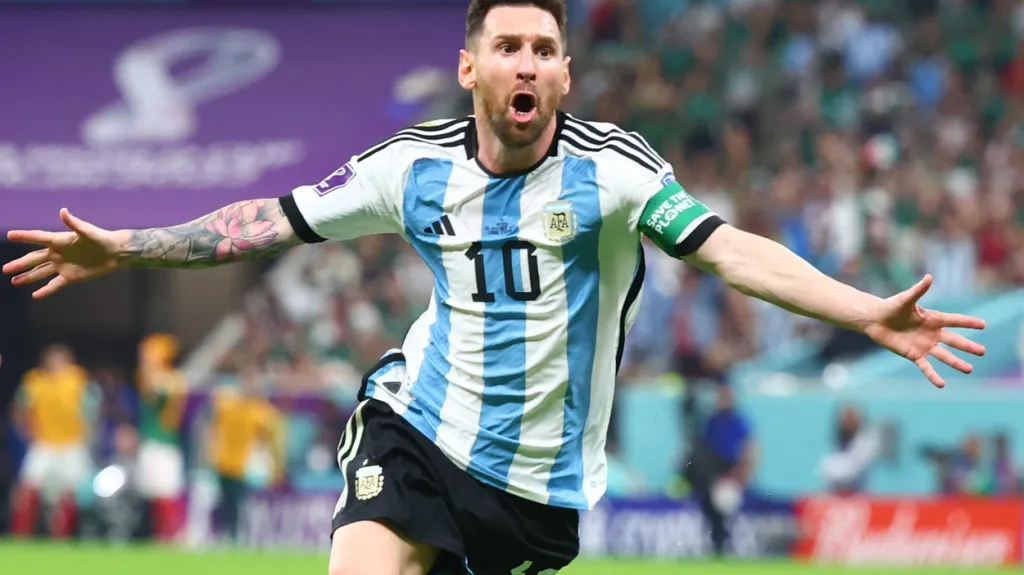 Lionel Messi oslavuje gól v zápase s Mexikem