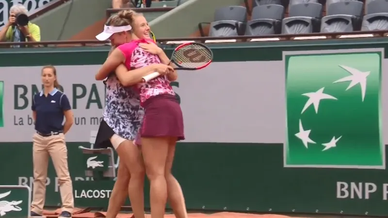 Závěr finále čtyřhry a vítězná radost Siniakové s Krejčíkovou