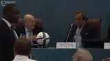 Etická komise FIFA Blattera a Platiniho na 90 dní zbavila funkcí